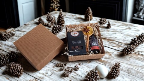 Mini zestaw box prezentowy dla mężczyzny kosmetyki orzechy