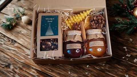 Świąteczny zestaw kosz prezentowy herbata konfitury świeca