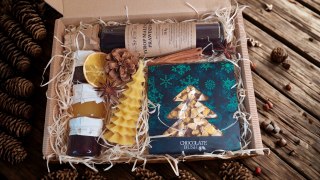 Świąteczny zestaw prezentowy box czekolada świeca syrop miód