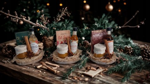 Zestaw na drewienku świąteczny mini box herbatka miód syrop